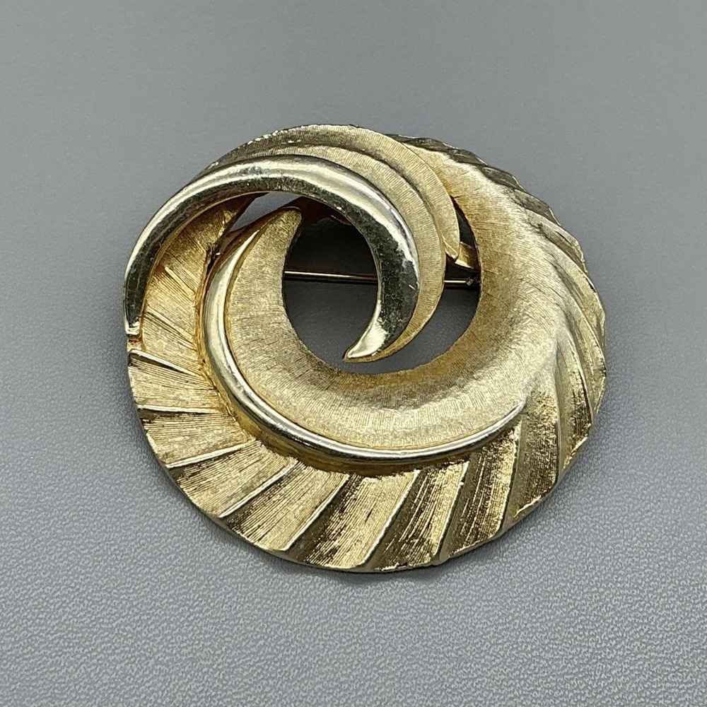 Vintage Coro Gold Tone Swirl Brooch Pin Round Retro Costume Jewelry Womens 1.75"